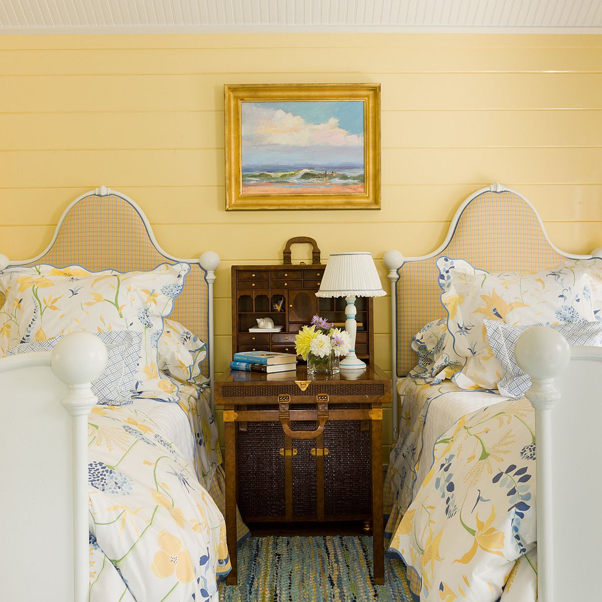 Cottage style combined with yellow beauty in the bedroom