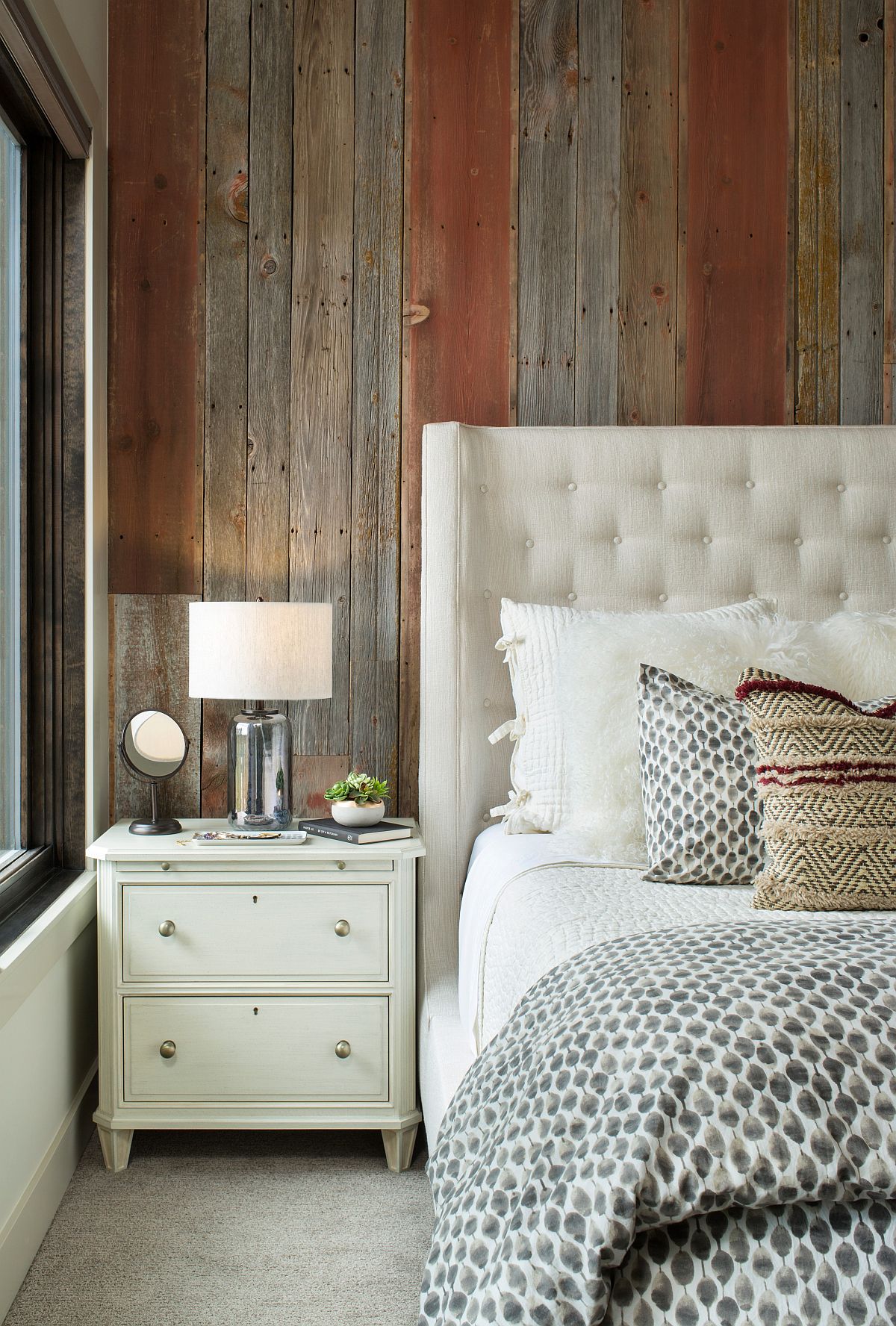 Custom accent wall in reclaimed wood for the modern bedroom