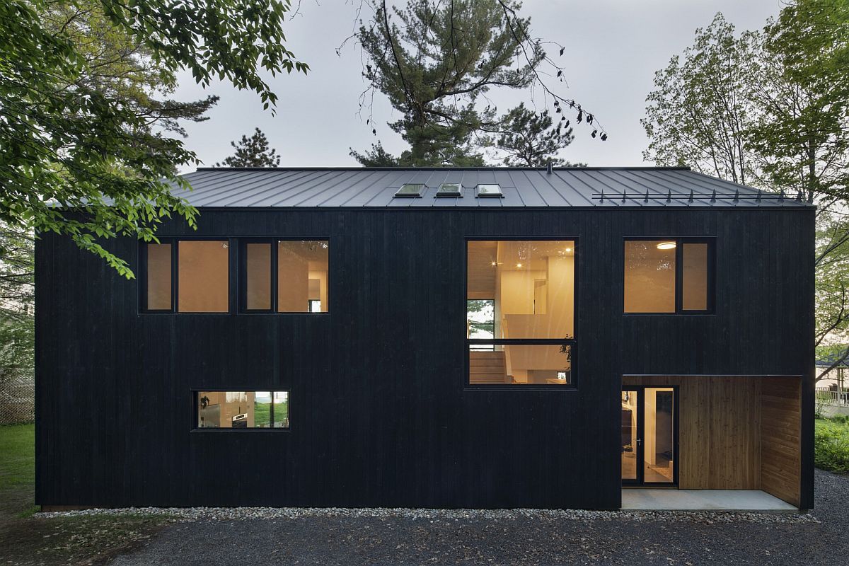 Dashing dark exterior of the cabin draped in wood is just perfect for the relaxing natural escape