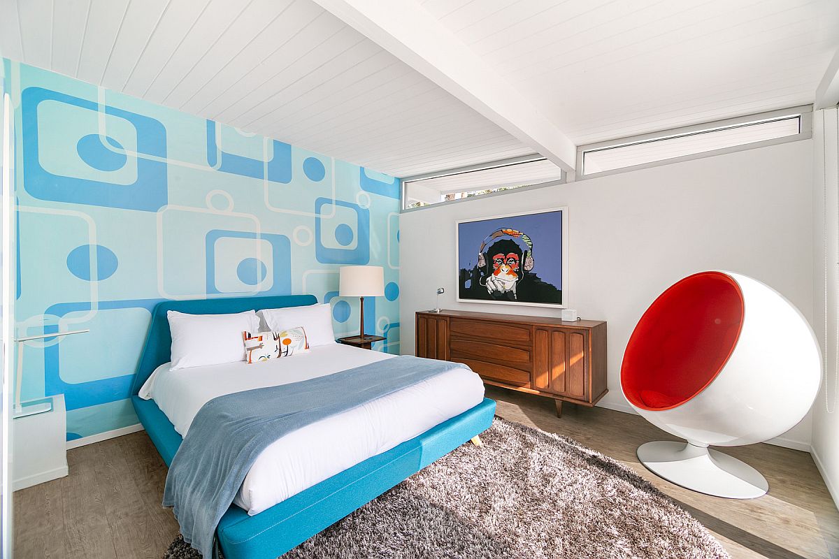 Funky and futuristic wallpaper steals the show in this smart kids' room with a modern vibe