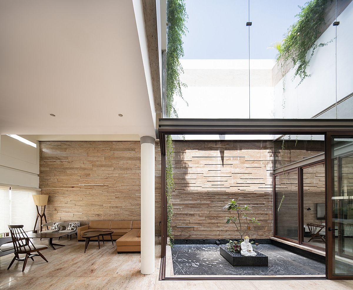 Greenery and natural light enter the home thanks to the spacious central courtyard