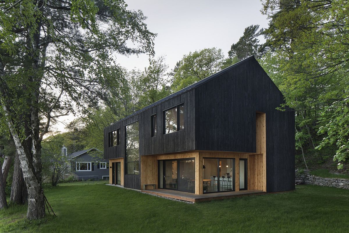 Larch in two different finishes shapes the exterior of the house along with glass