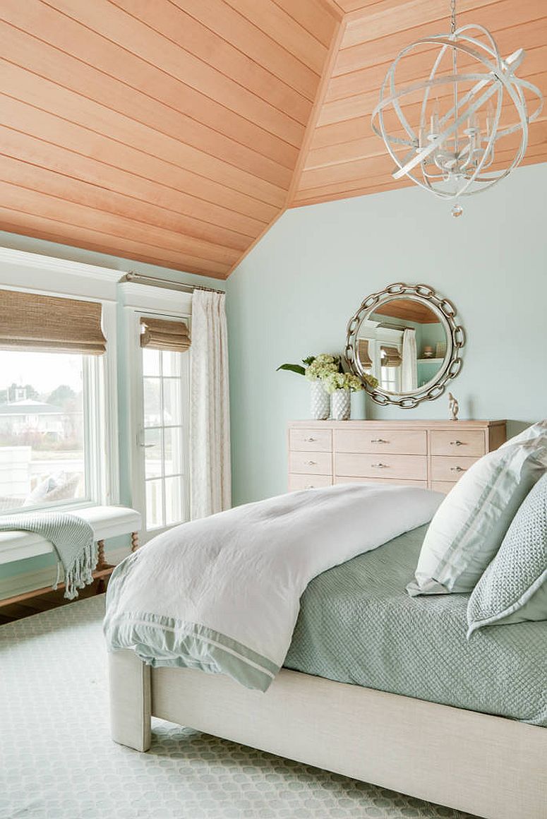 Mix of relaxed beach style and winter vibe in the bedroom