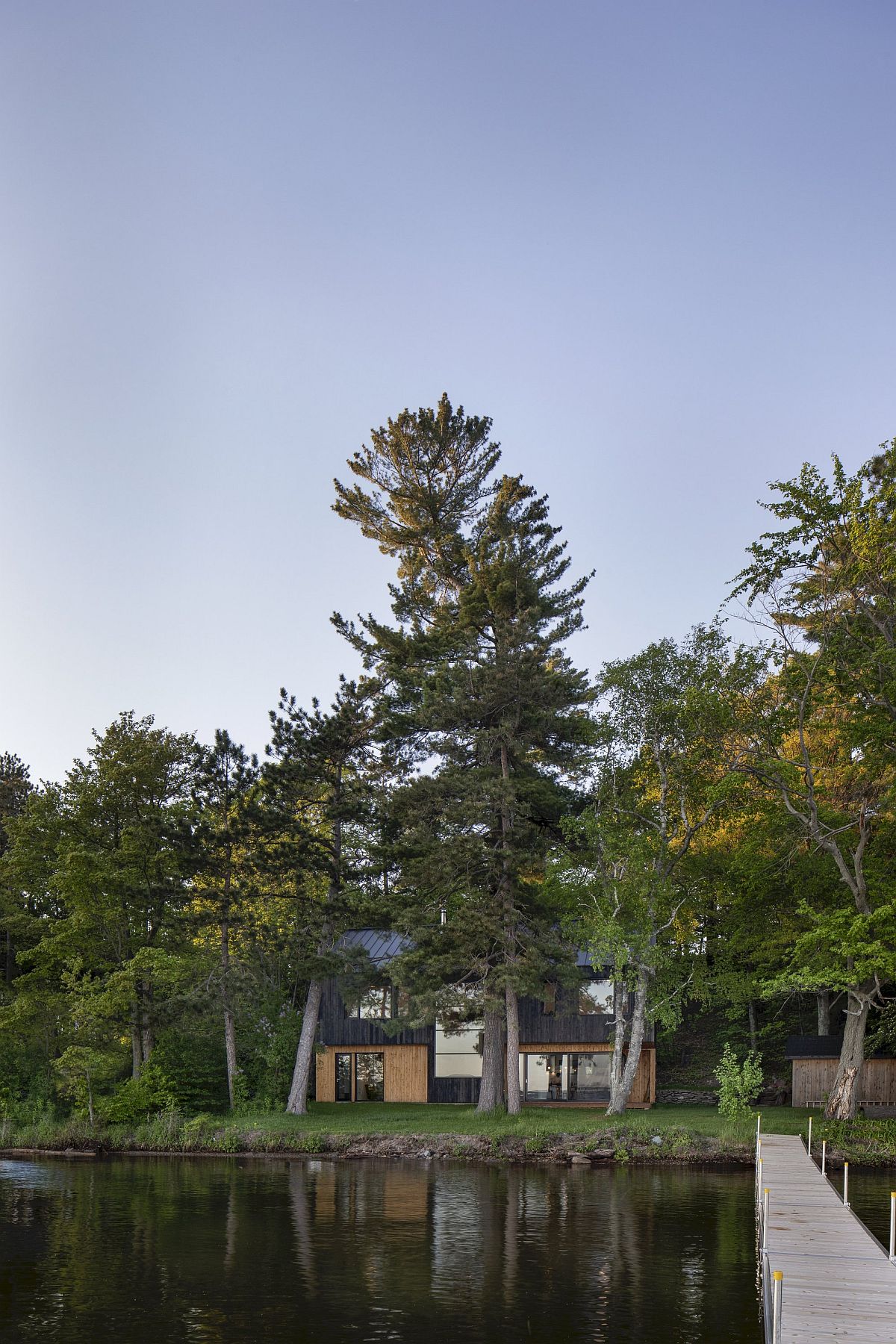 Natural-greenery-and-a-view-of-the-lake-steal-the-spotlight-at-this-Lakeside-Cabin-in-Canada-43302