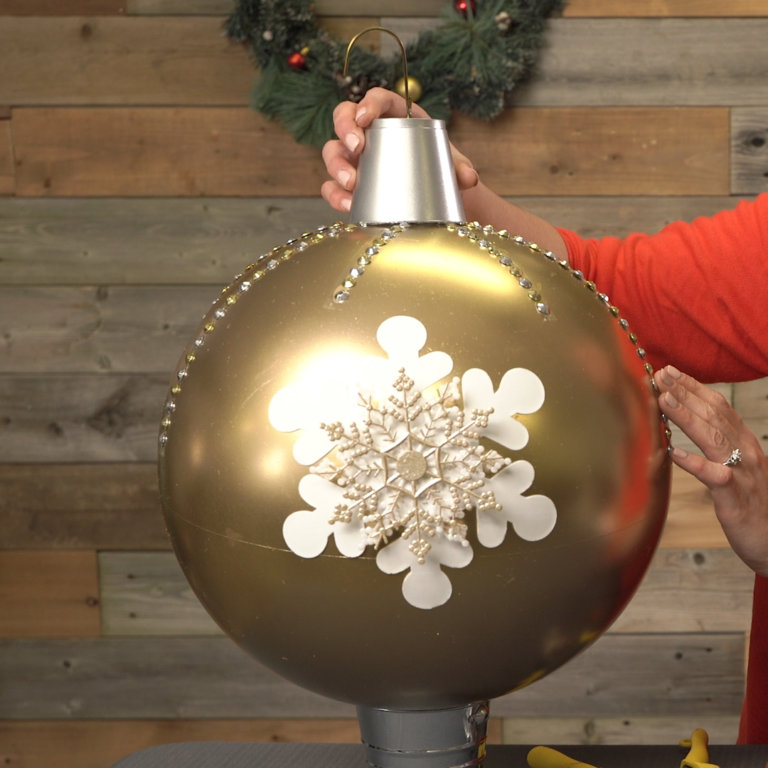 DIY Giant Christmas Ball Decorations to Help You Deck The Halls | Decoist