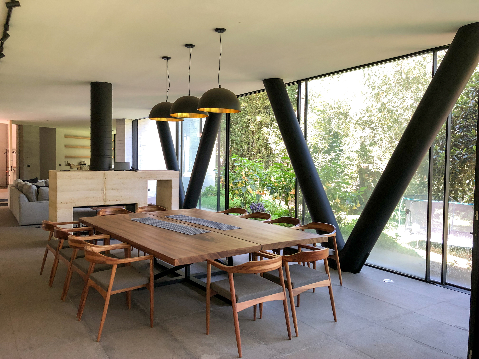 Black pendants and structural beams bring contrast and modularity to the Mexican home