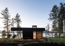 Entry-of-the-Bowen-Island-House-cleverly-conceals-the-spaciou-interior-that-lies-on-the-other-side-40700-217x155