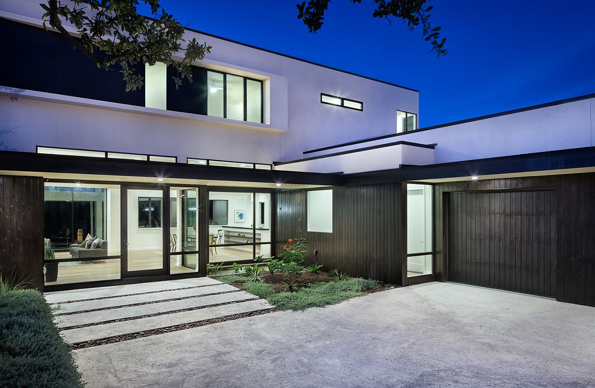 Exquisite-Lakeway-Residence-with-dashing-contemporary-design-and-smart-ergnomics-57965