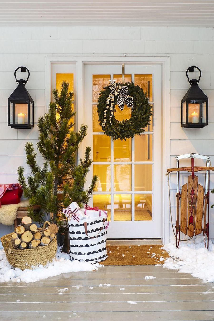 Green garland and Christmas tree for the entry transform the ambiance of this home
