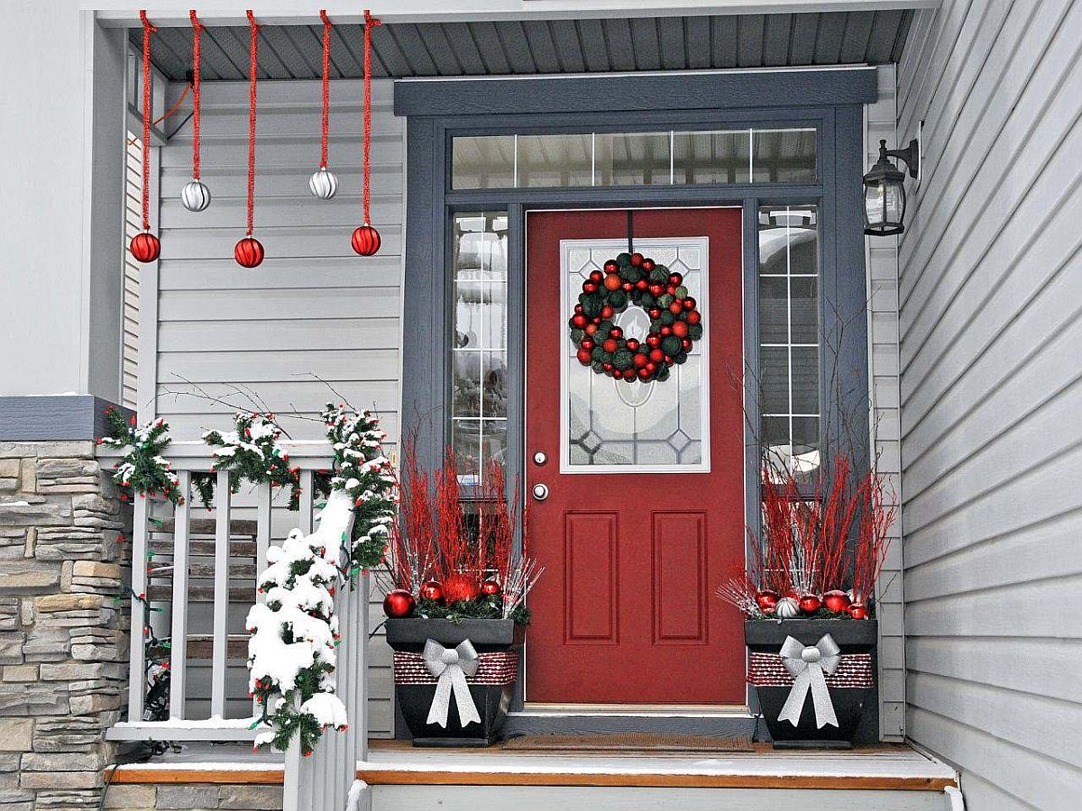 Hang-baubles-and-Christmas-ornaments-that-complement-the-appeal-of-the-lovely-little-wreath-43369