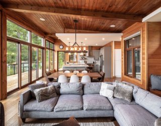 Lakeside Cottage Combines Dramatic Views with Ample Privacy
