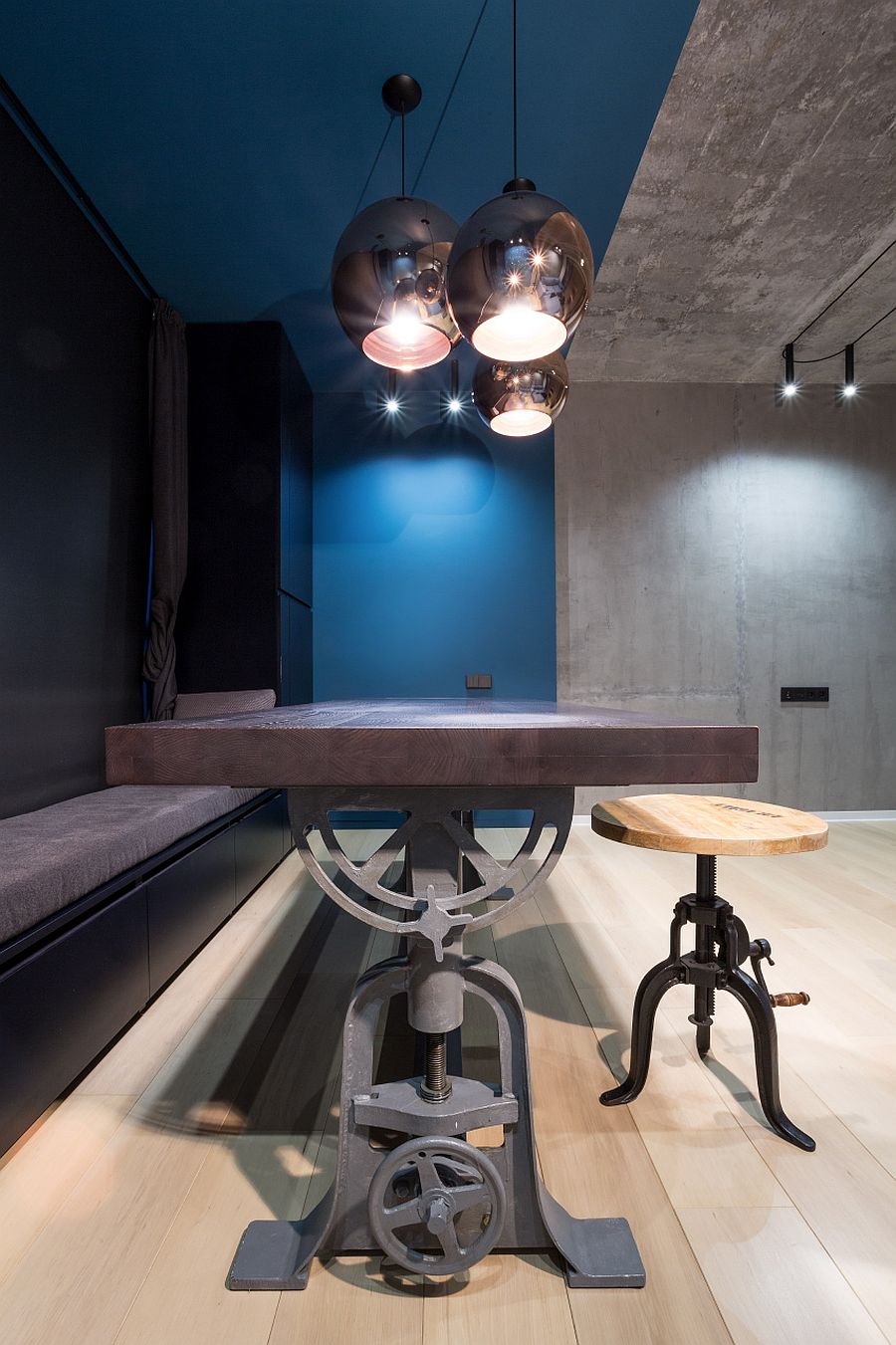 Old-industrial-machinery-has-been-revamped-to-create-the-dining-table-base-52091