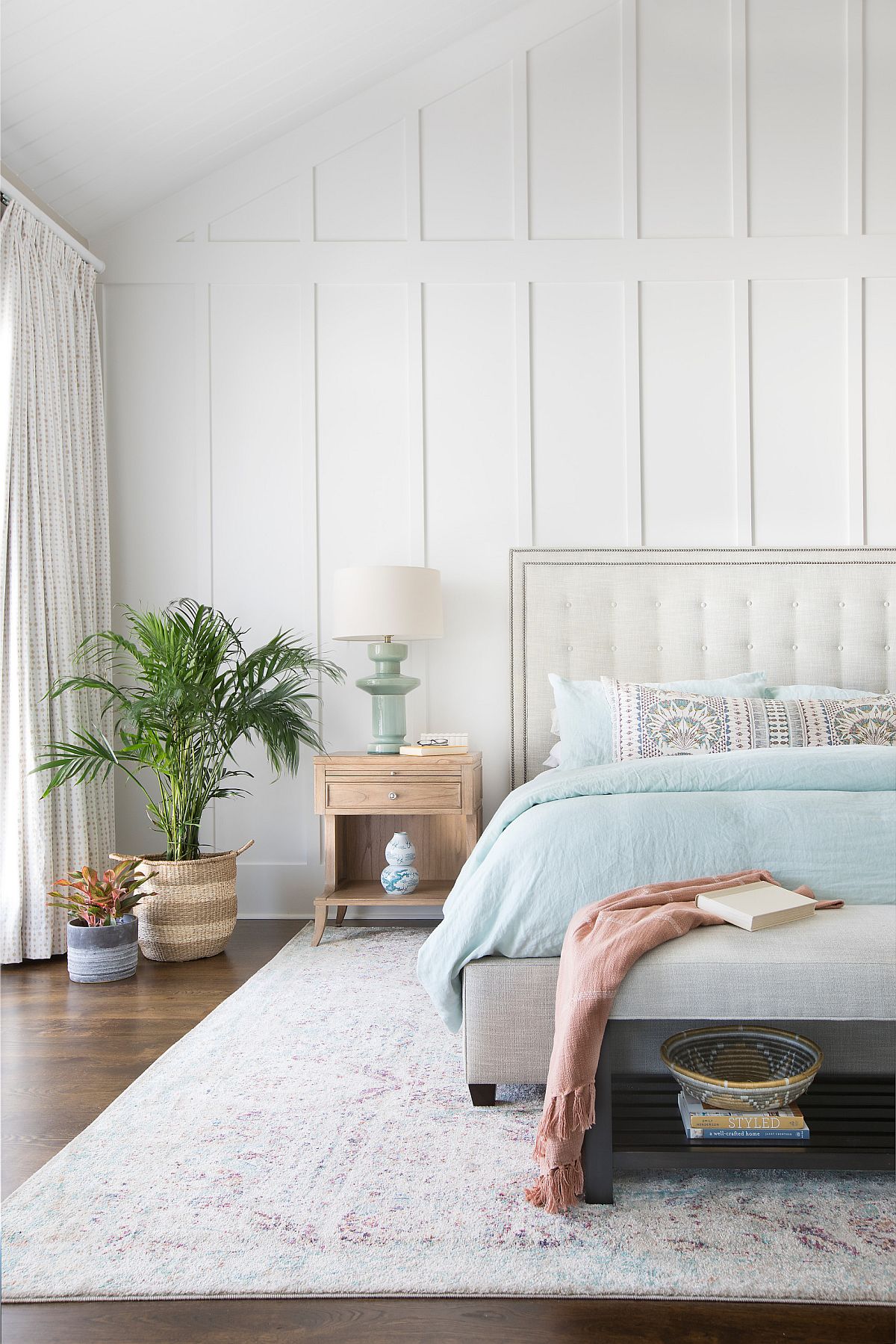 Picture-perfect-bedroom-wih-relaxing-beach-style-19660