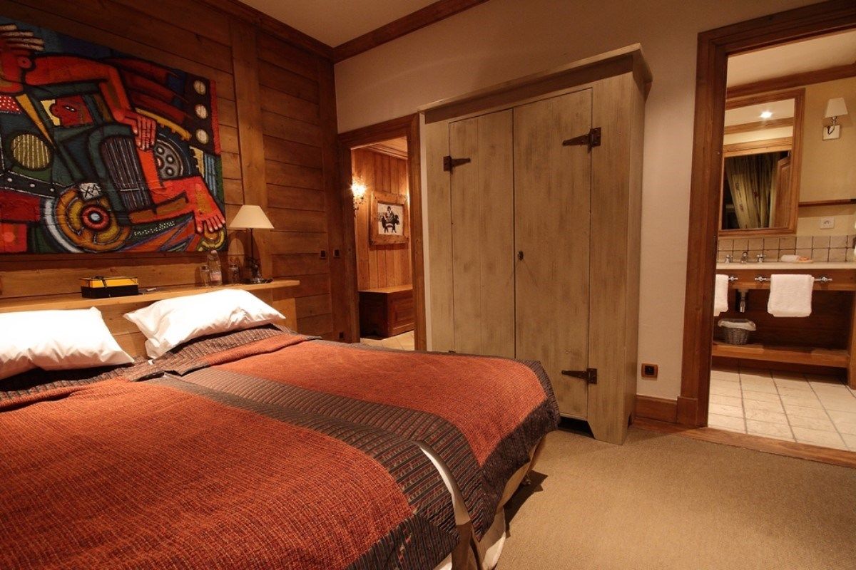 Pops of red enliven the comfortable chalet bedroom