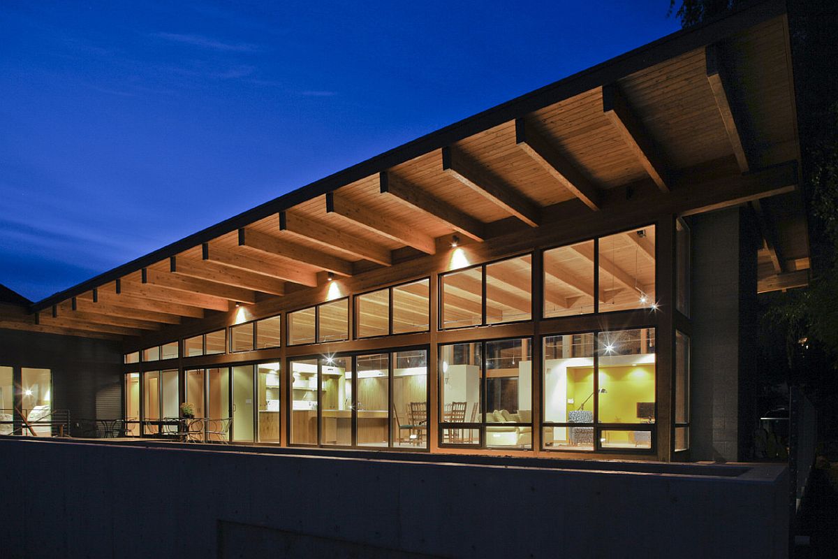 Series-of-sliding-glass-doors-and-window-connect-the-interior-with-the-view-outside-71447