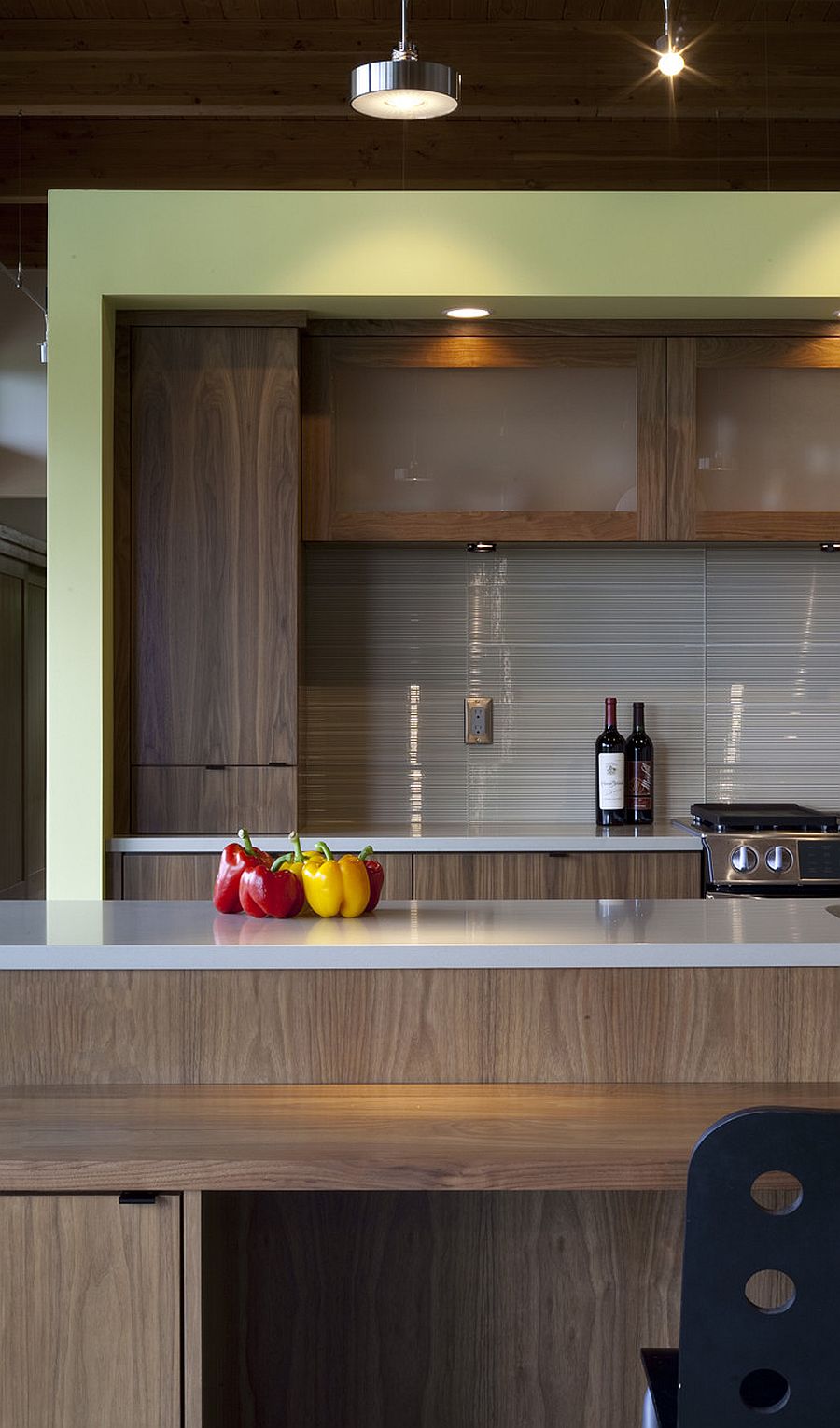 Shelves and island in wood for the smart modern kitchen