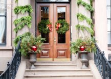 Simple-and-elegant-evergreen-wreaths-and-garlands-can-turn-the-entryway-into-an-absolute-showstopper-58517-217x155
