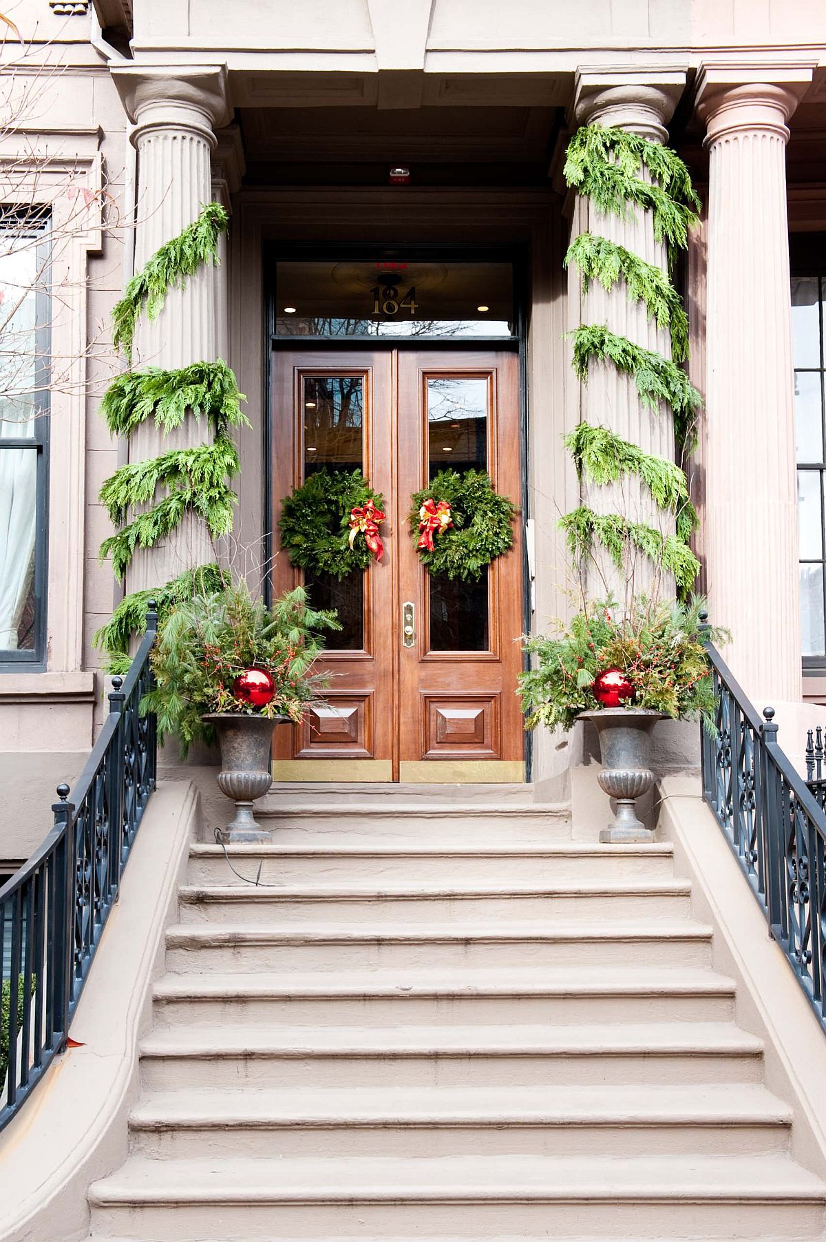 Simple-and-elegant-evergreen-wreaths-and-garlands-can-turn-the-entryway-into-an-absolute-showstopper-58517