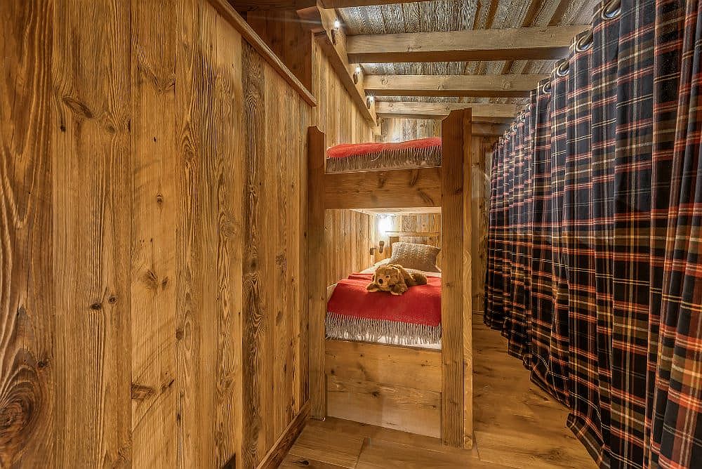 Space-savvy-and-stylish-bunk-bedroom-of-the-opulent-family-getaway-55692