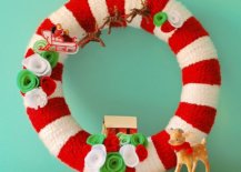 Stylish-and-simple-retro-yarn-Chritmas-wreath-in-white-and-red-89362-217x155