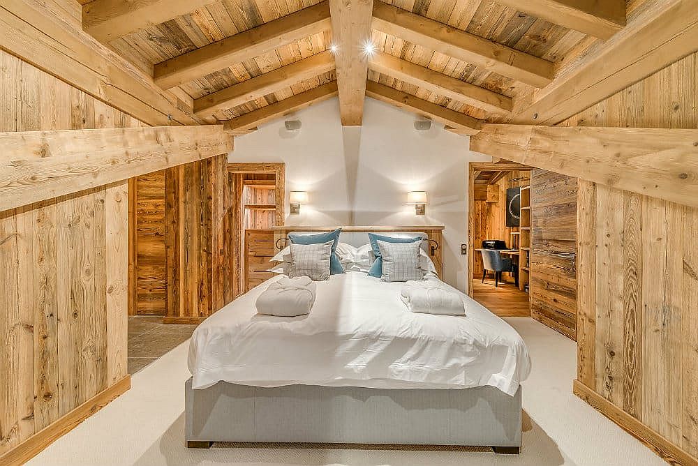 Wood and white bedroom of the luxury alpine getaway in Val d’Isere