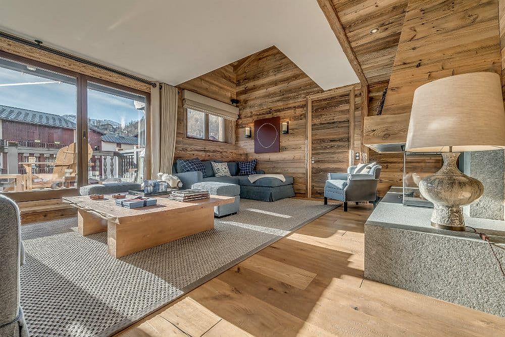 Woodsy alpine syle living room of the luxury apartmen in Val d’Isere with captivating views