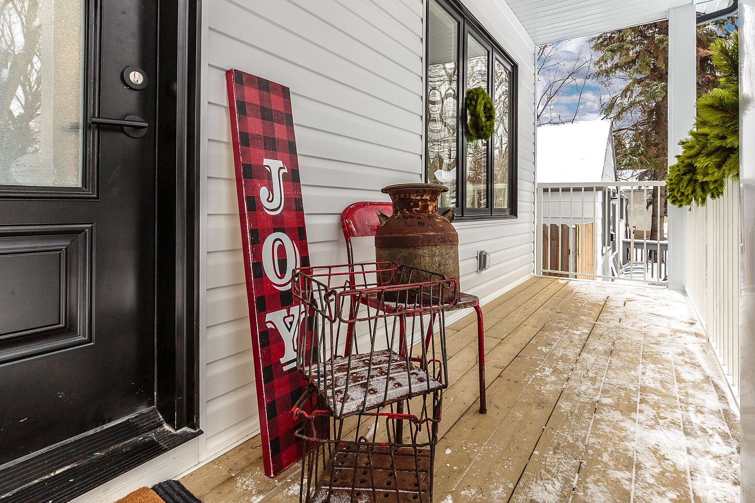 You do not need much to create a lovely Chrsitmas themed front porch like this