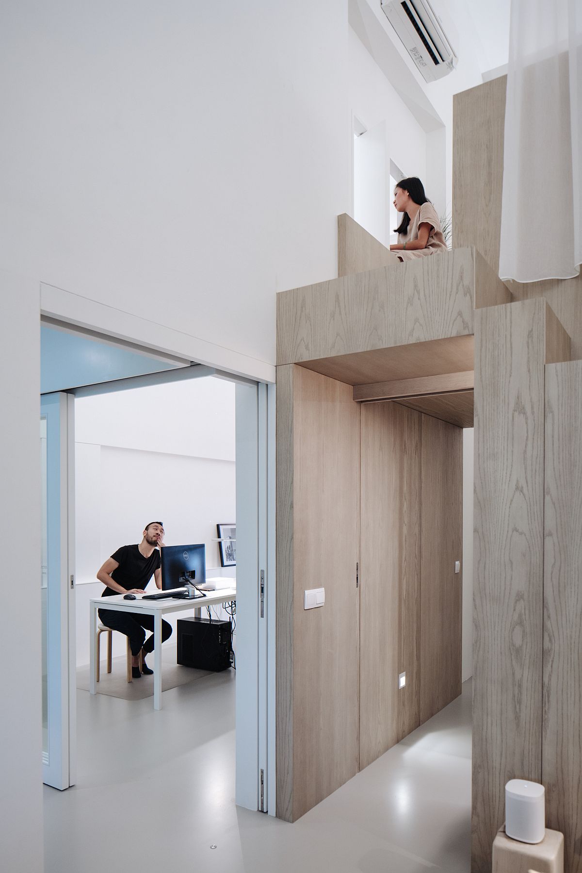 Creating-a-link-between-the-loft-level-bedroom-and-the-office-space-of-the-apartment-10279