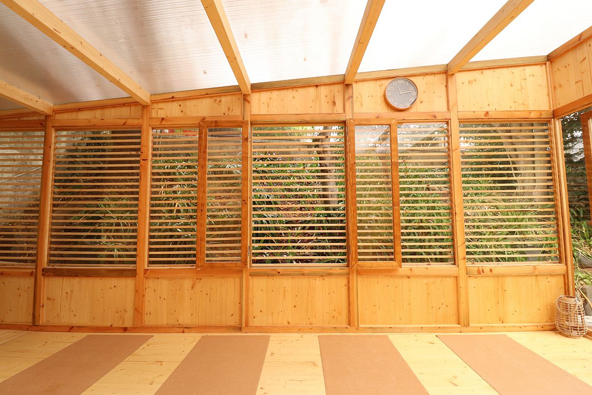 Glass-walls-combined-with-slatted-pine-wood-ensure-that-there-is-no-flood-of-sunlight-indoors-18182