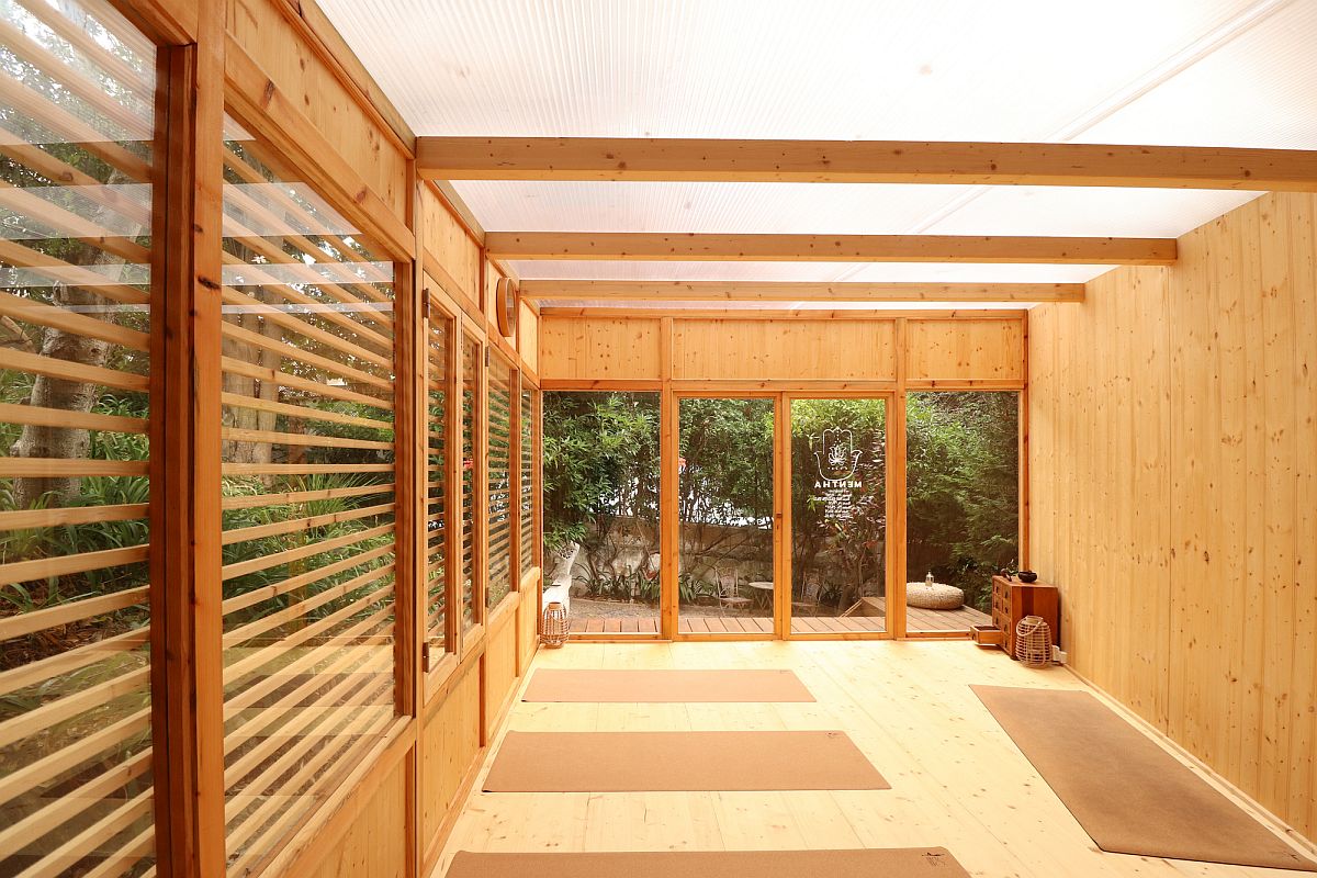 Use of glass brings the gardenscape into the yoga studio