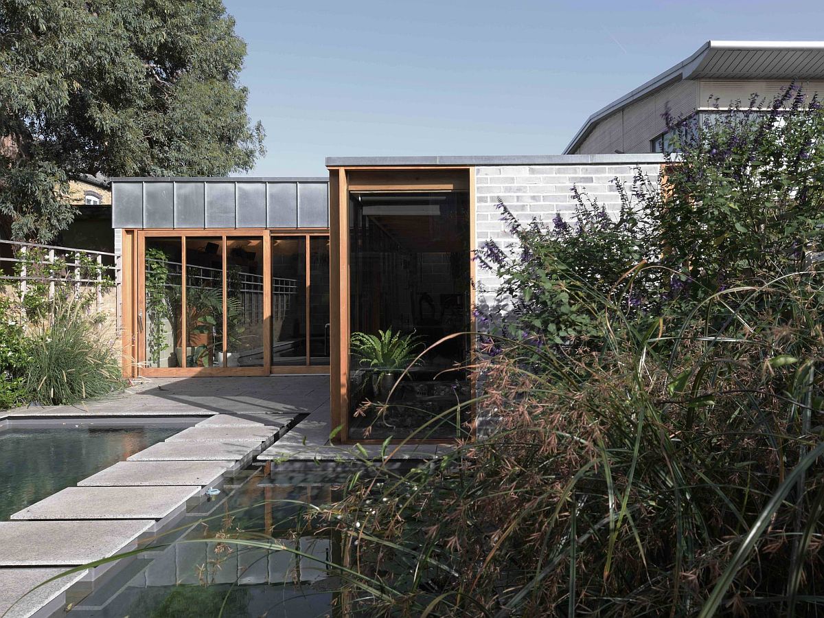 Backyard extension of Grade II listed villa in London that serves as garden room