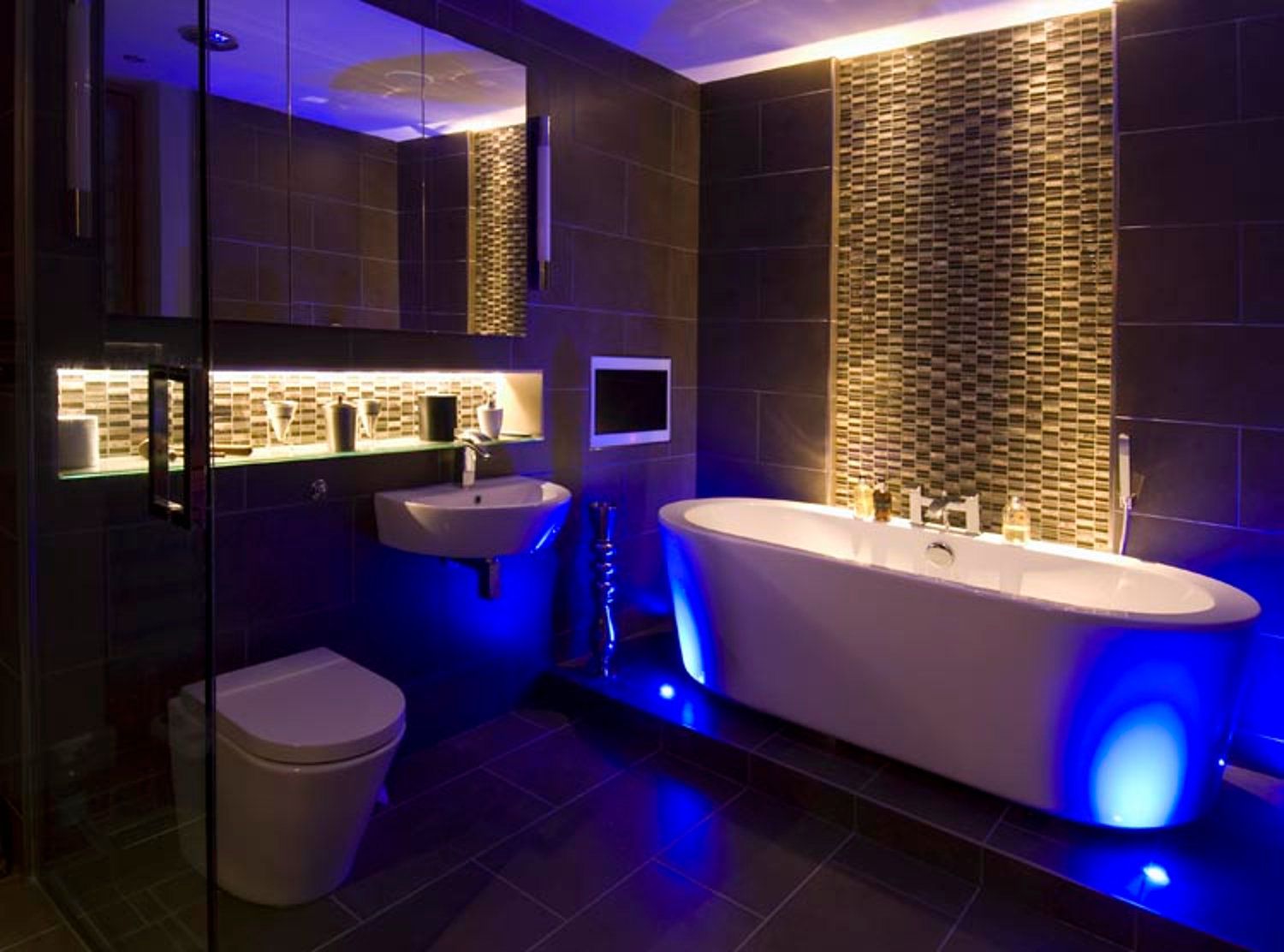 Bathroom simulating natural lighting with artificial bulbs and lamps