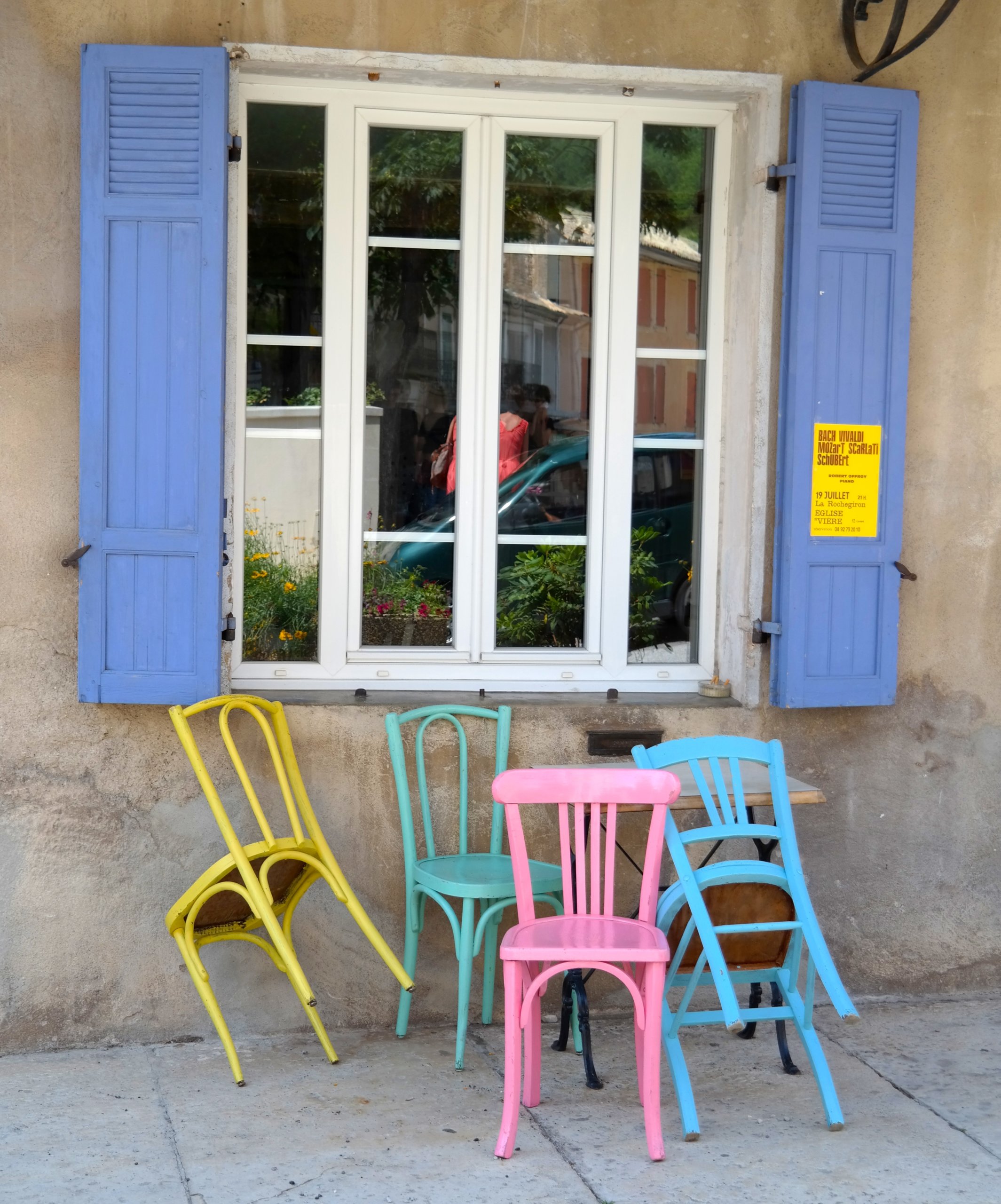 Blue and white window with four chairs