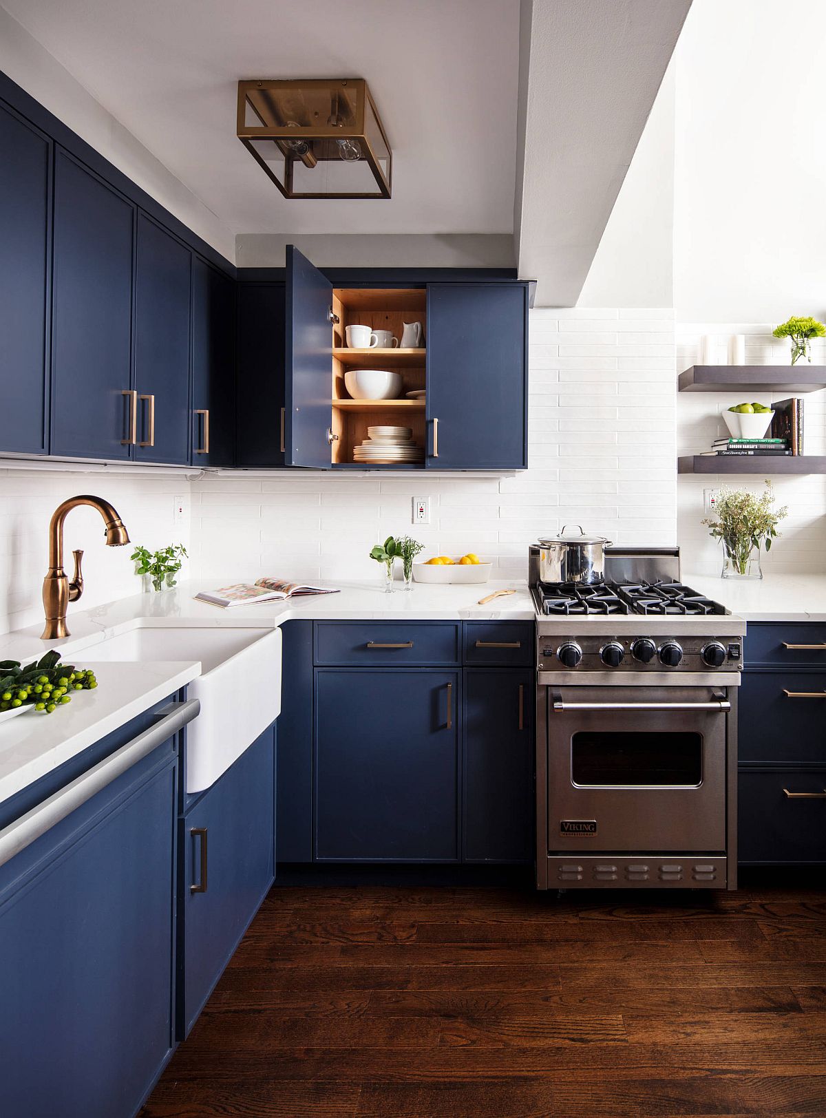 Cheerful and gorgeous New York kitchen in white with dashing deep blue cabinets