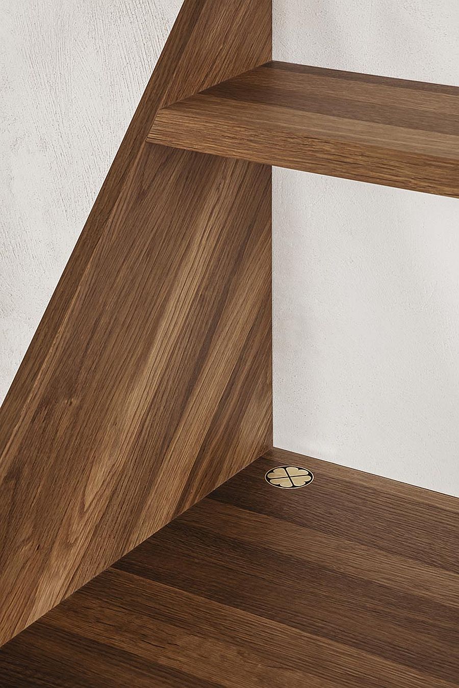 Closer look at the oak finish of the wall-mounted XLIBRIS desk