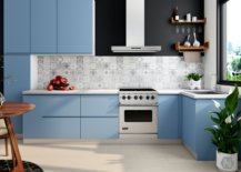 Интерьер кухни с синими шкафами и кафельной стеной