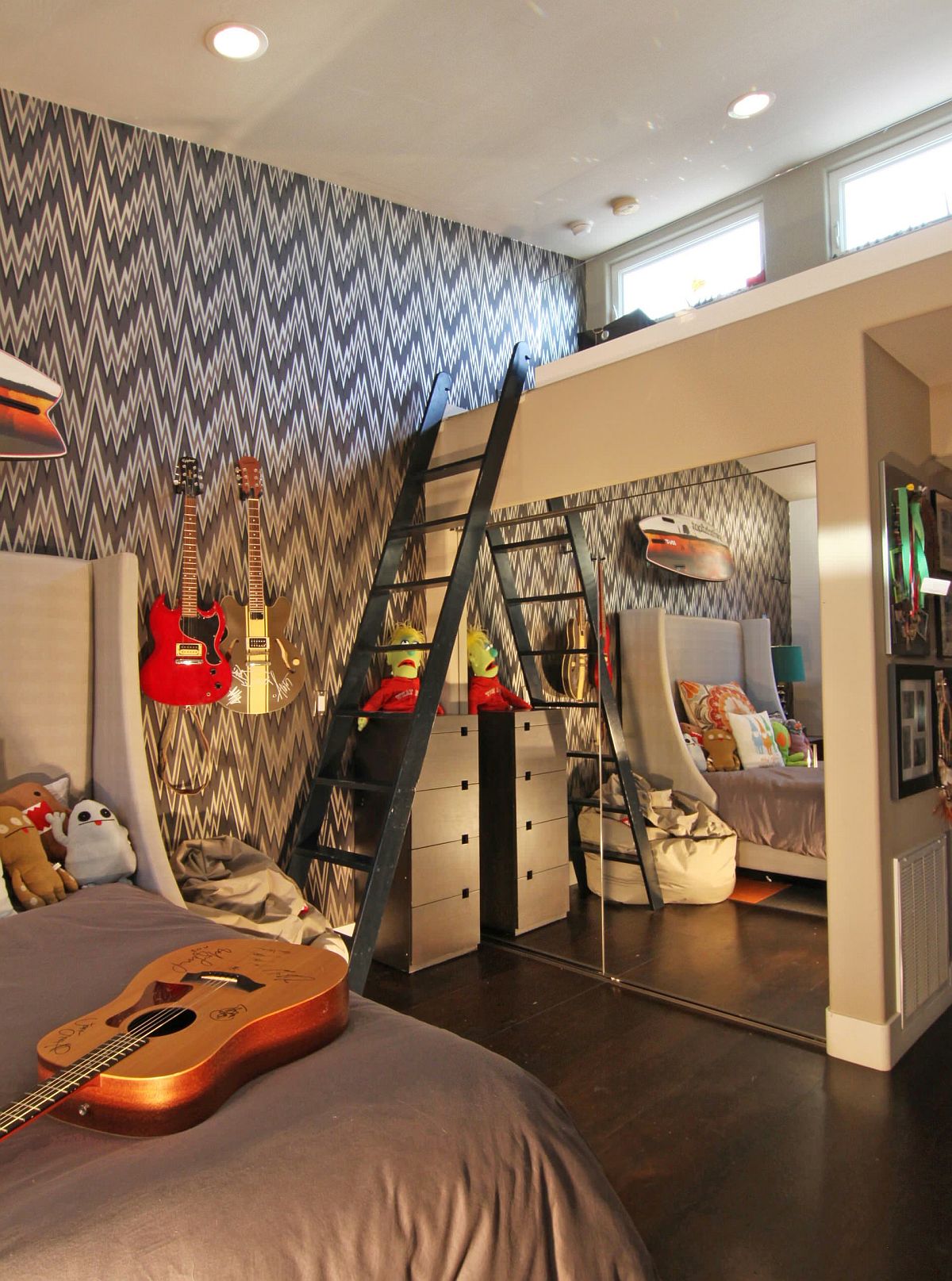 Loft bed can come in different shapes and forms in the kids' bedroom