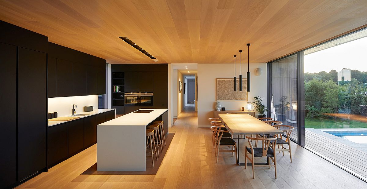 Lovely-woooden-ceiling-and-floor-stand-in-contrast-to-the-dark-kitchen-backdrop-27261
