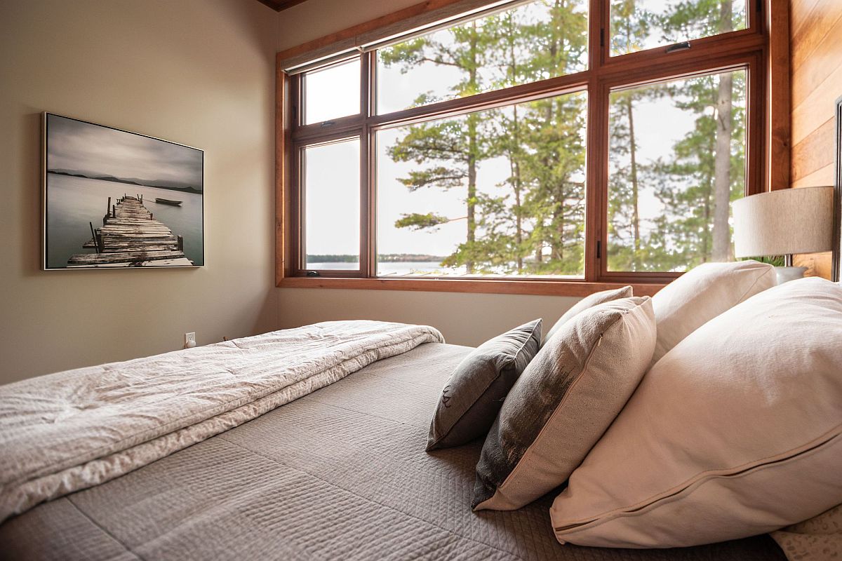 Modern-bedroom-of-the-vacation-home-with-rustic-vibe-and-lake-views-80487