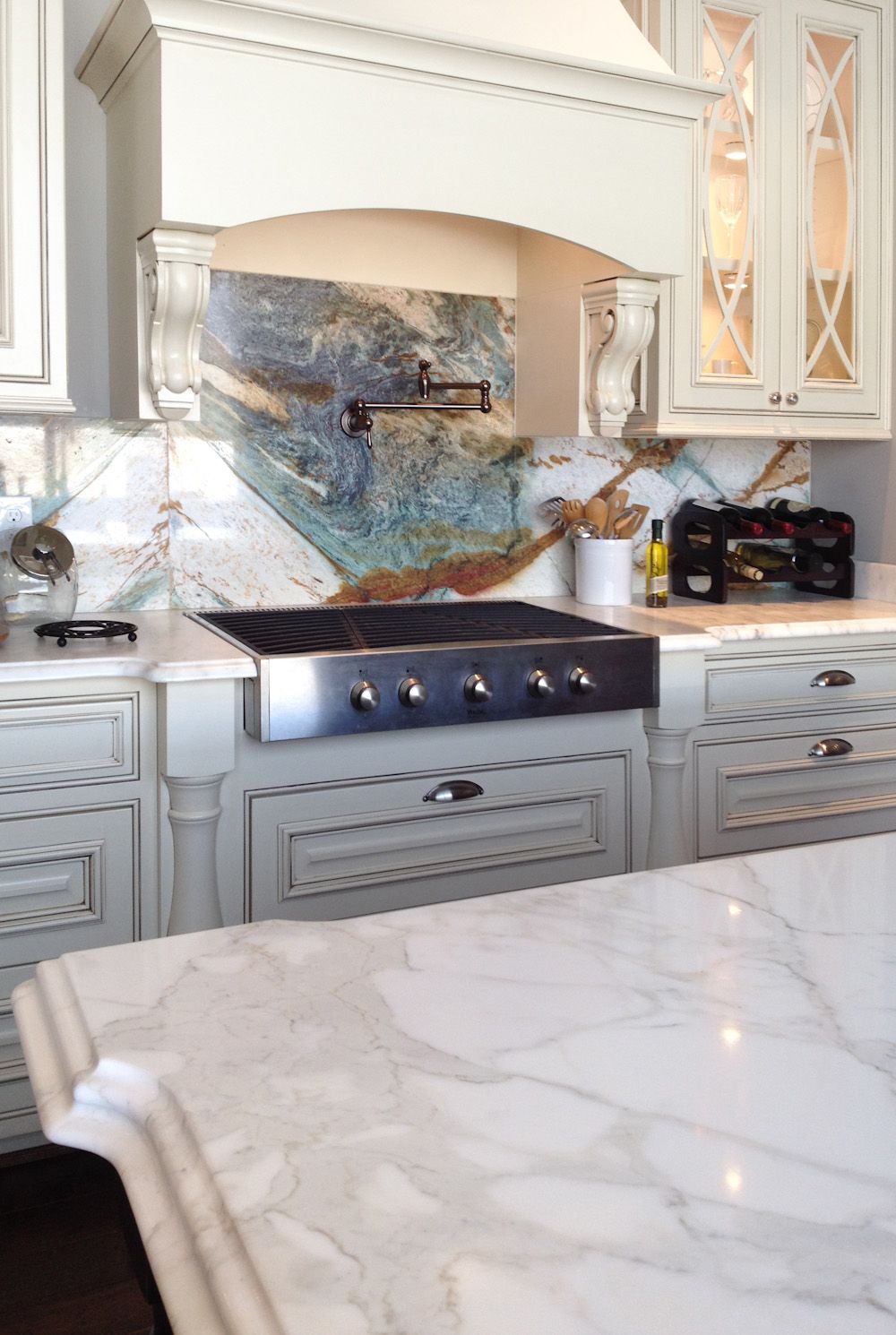 Natural stone kitchen backsplash