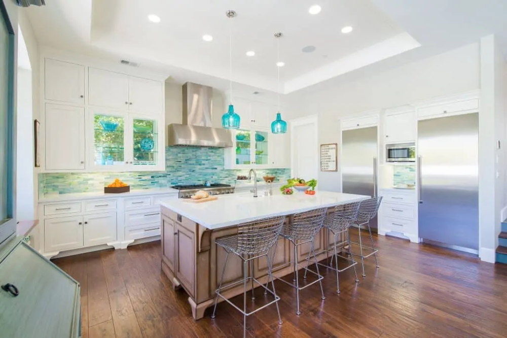 Sea-inspired kitchen backsplash