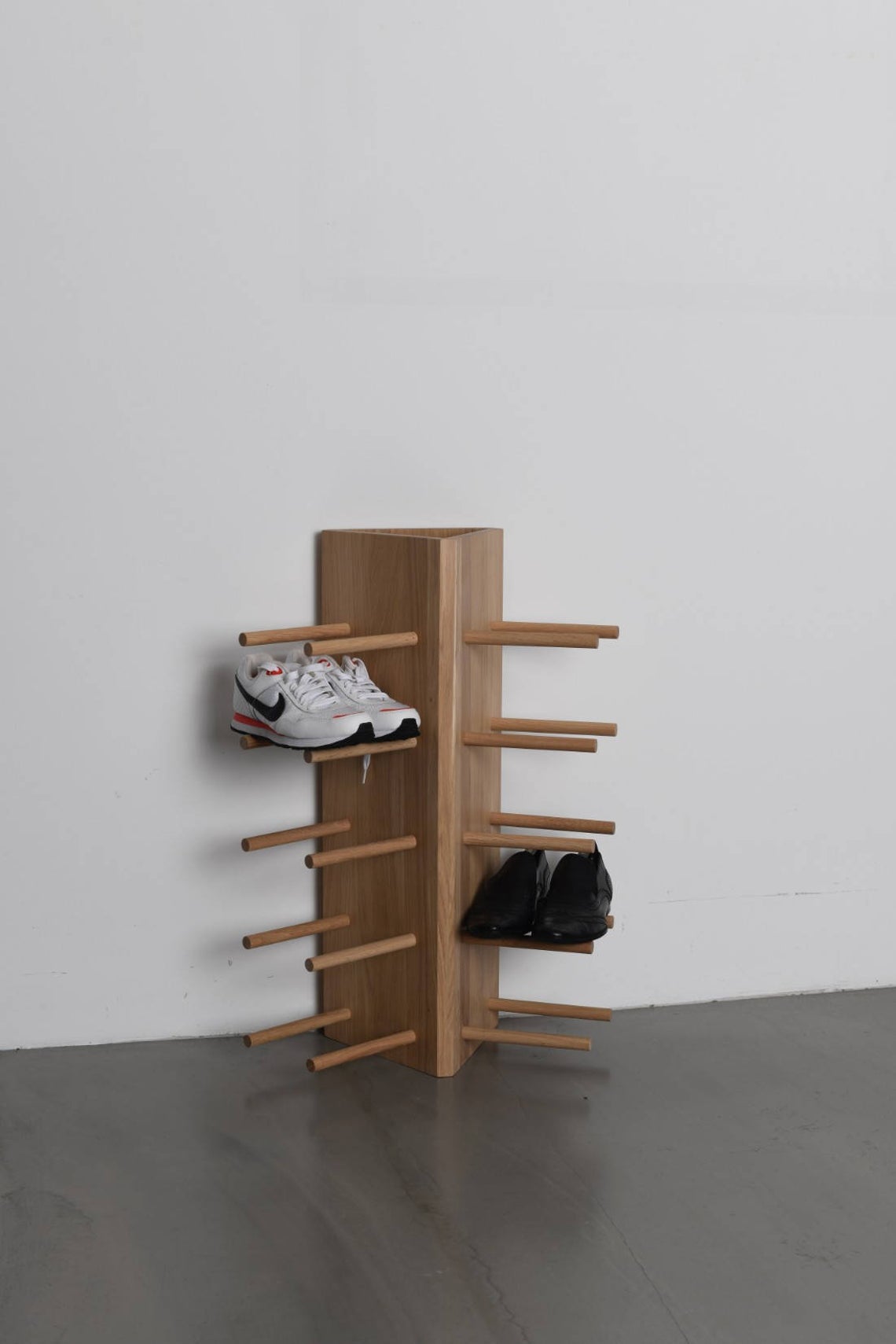 Shoe stand with horizontal poles