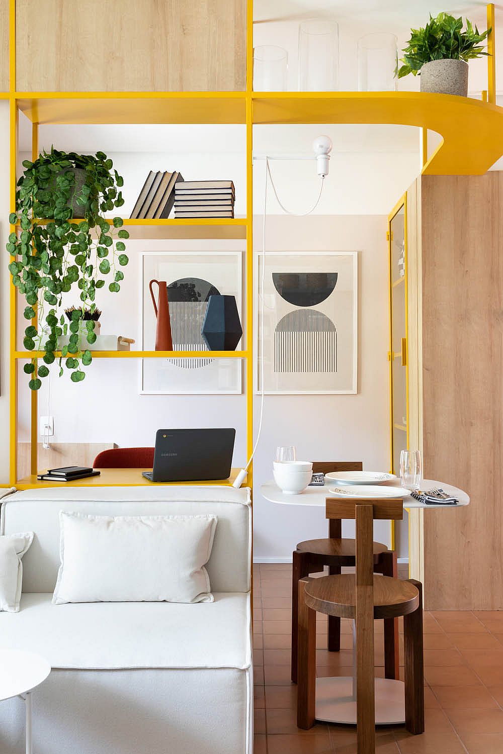 Tiny-breakfast-zone-next-to-the-home-workstation-in-yellow-14670