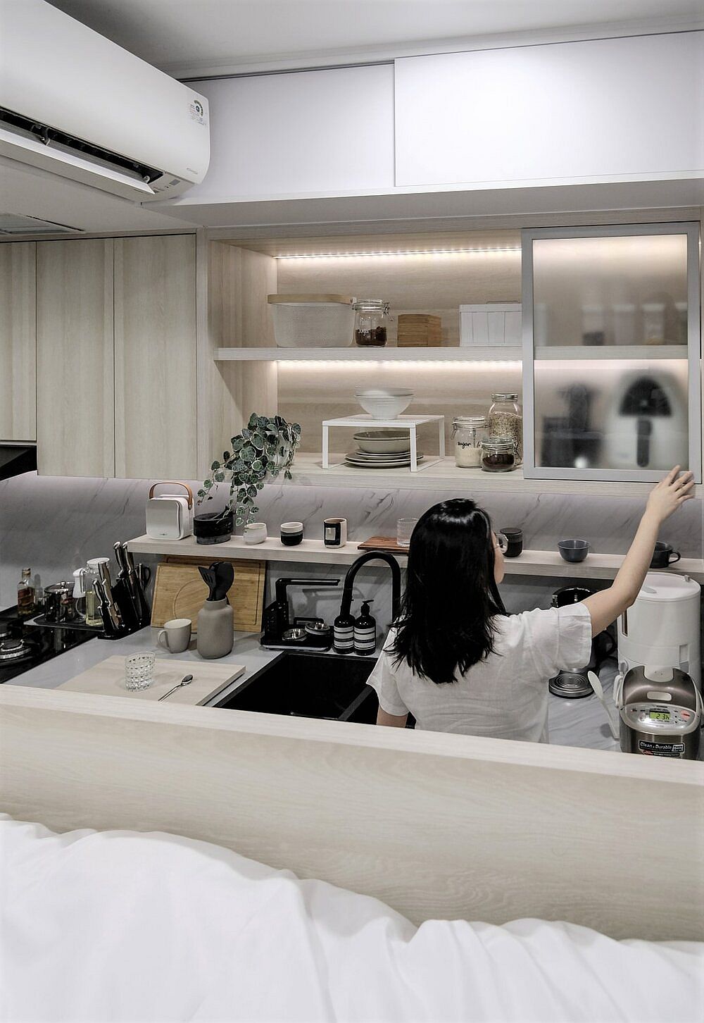 Tiny-functional-kitchen-inside-the-small-apartment-in-Jakarta-94296