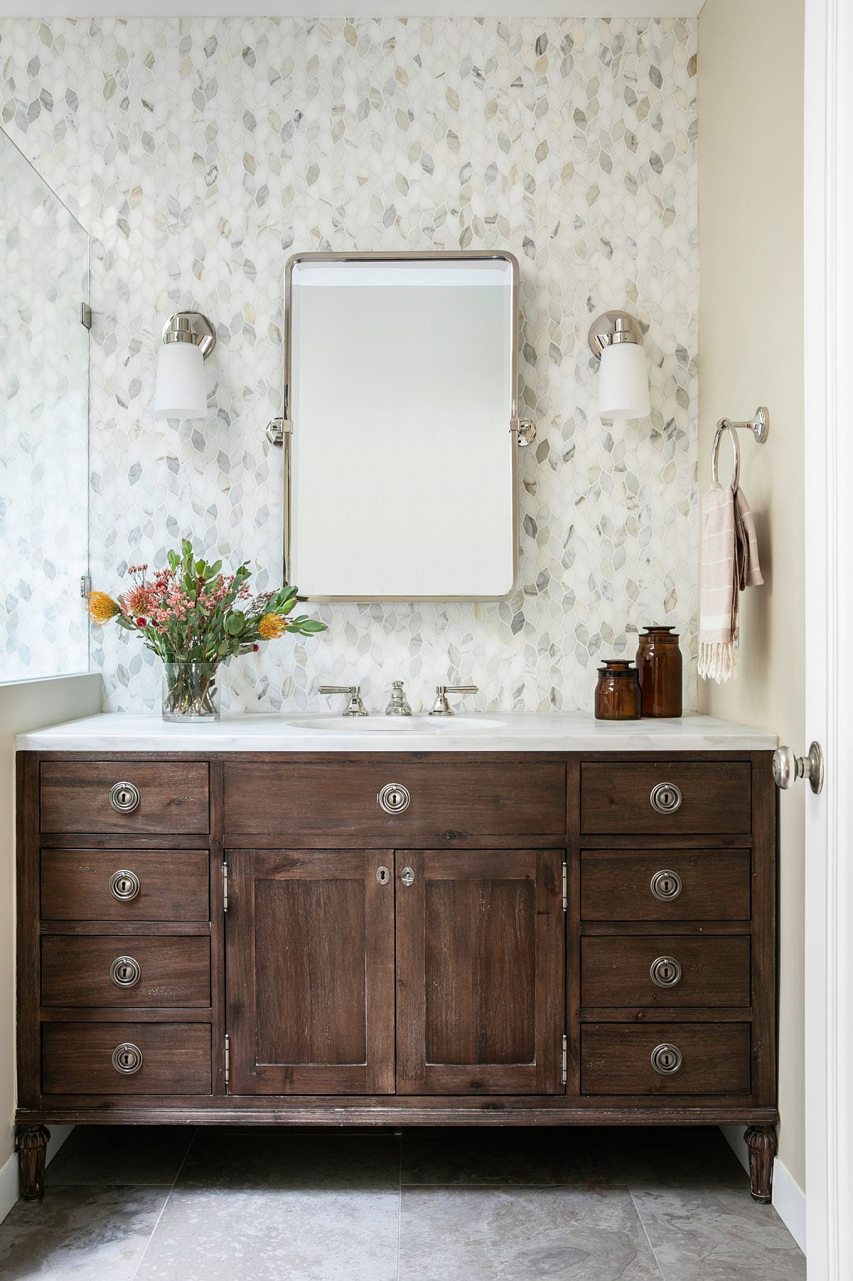 Traditional-bathroom-with-vanity-in-the-corner-and-a-beautiful-backsplash-73365