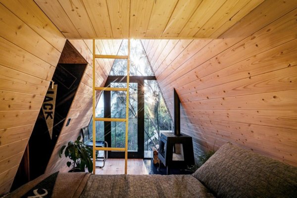 Cozy Interior Of The Brilliant Treehouse That Is Lined With Baltic Pine 92724 600x400 
