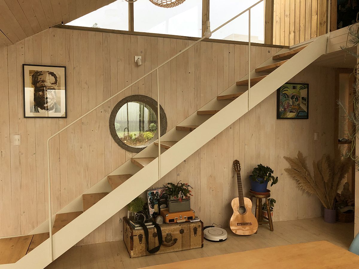 Elegant-modern-interior-of-the-home-with-a-slim-wooden-staircase-that-leads-to-the-top-level-33659