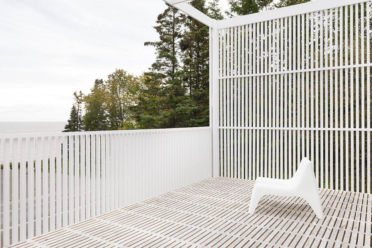 Exquisite white deck with views of Saint-Lawrence River and beyond