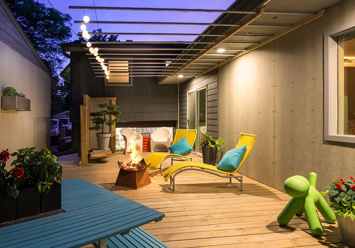 Eye-catching-contemporary-deck-that-interlinks-different-wings-of-the-house-along-with-using-bright-pops-of-color-29150