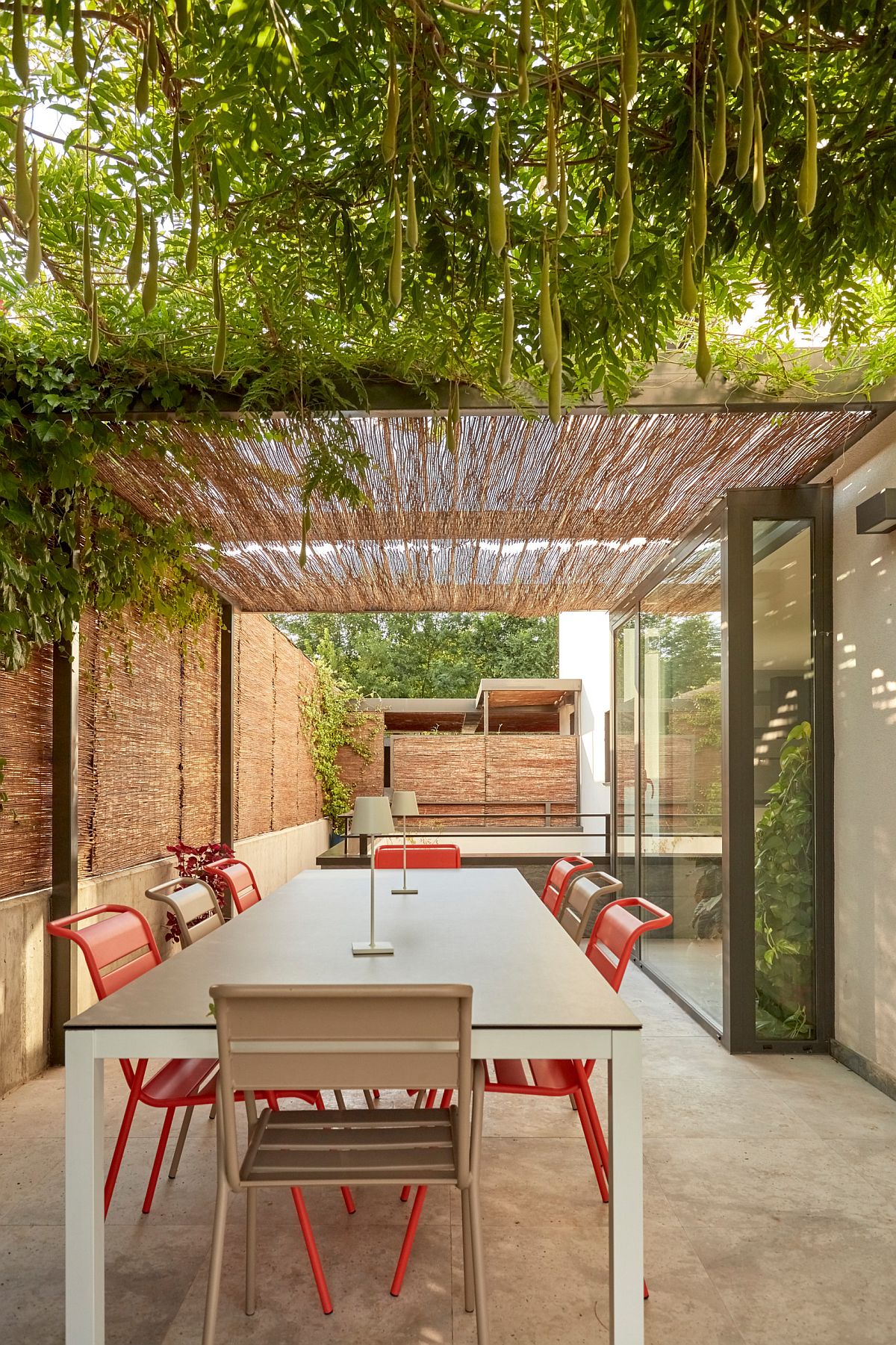 Greenery coupled with contemporary pergola in the relaxing backyard